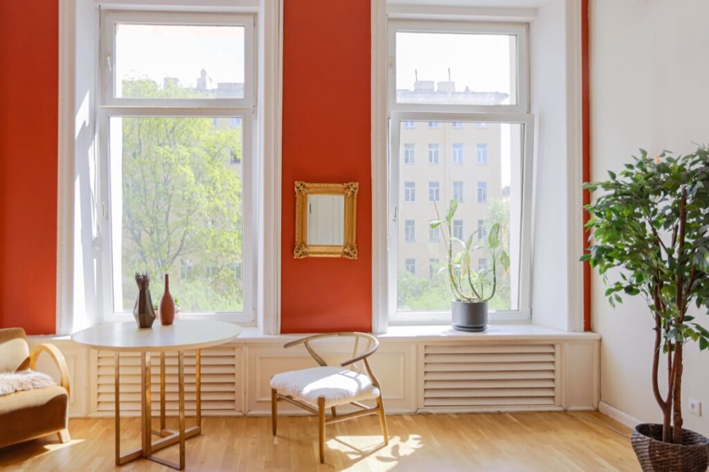 Na rynku dostępne są różne rodzaje drewnianych podłóg, które można dopasować do każdego stylu wnętrza